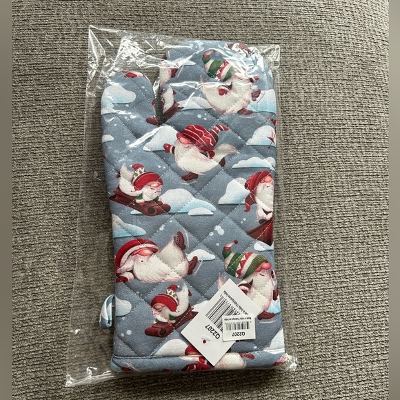 Christmas Gnome Oven Mitt - Picture 2 of 6
